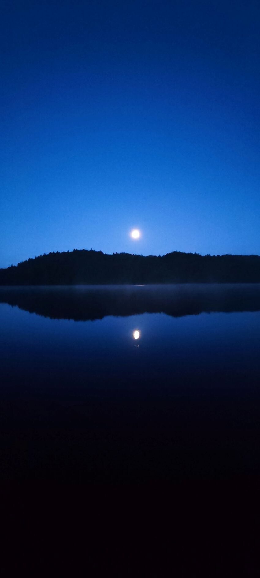 チミケップ湖キャンプ場と月