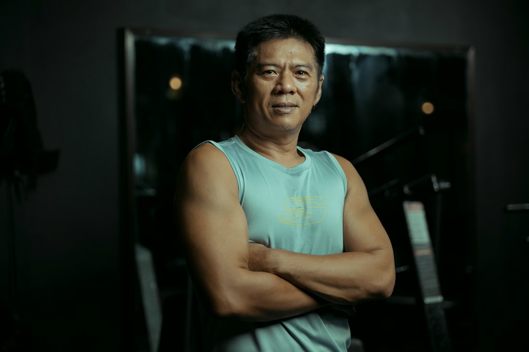 ジムでトレーニングする男性。40代男性の筋トレと体型管理のイメージ