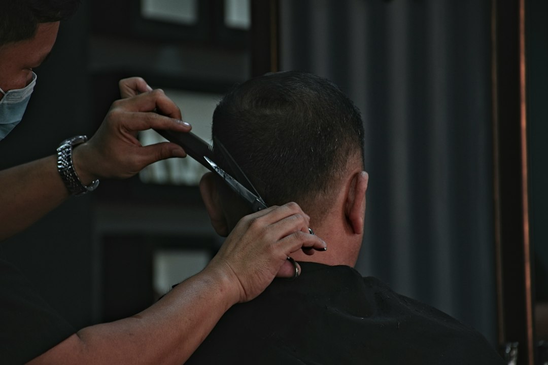 理容室で髪を整える男性。40代男性のヘアケアと白髪・薄毛対策のイメージ