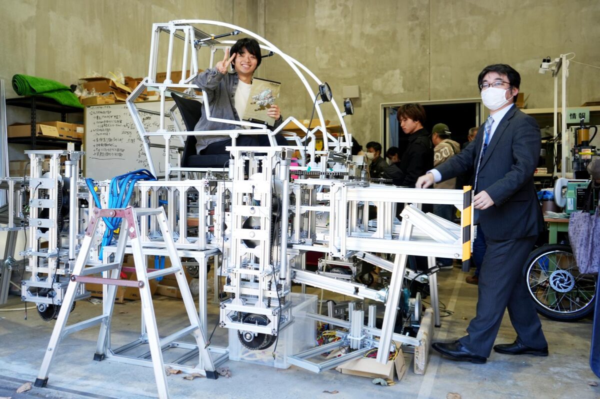 研究室で公開された搭乗型の多脚ロボット。金属製フレームと複数の脚が見える